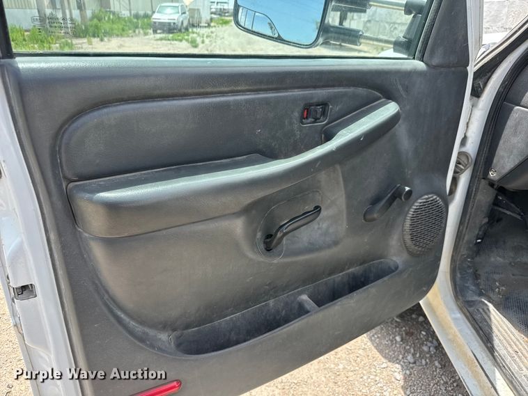 image for item NJ9179 2005 Chevrolet Silverado 3500 dump bed pickup truck