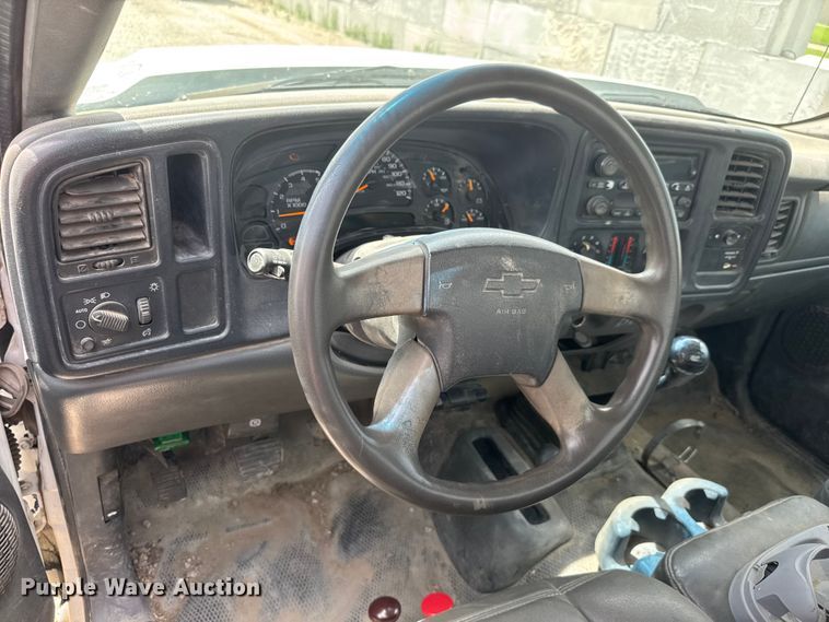 image for item NJ9179 2005 Chevrolet Silverado 3500 dump bed pickup truck