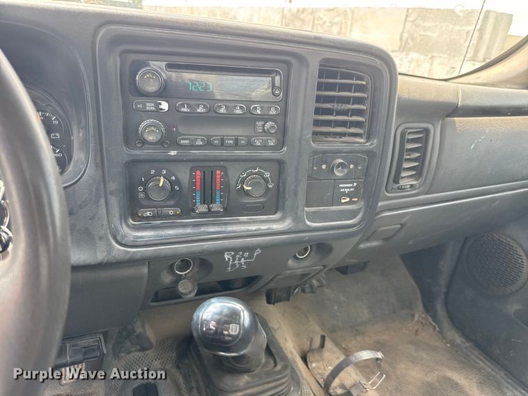 image for item NJ9179 2005 Chevrolet Silverado 3500 dump bed pickup truck