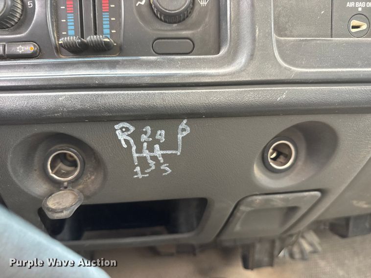 image for item NJ9179 2005 Chevrolet Silverado 3500 dump bed pickup truck