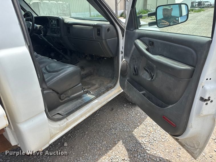 image for item NJ9179 2005 Chevrolet Silverado 3500 dump bed pickup truck