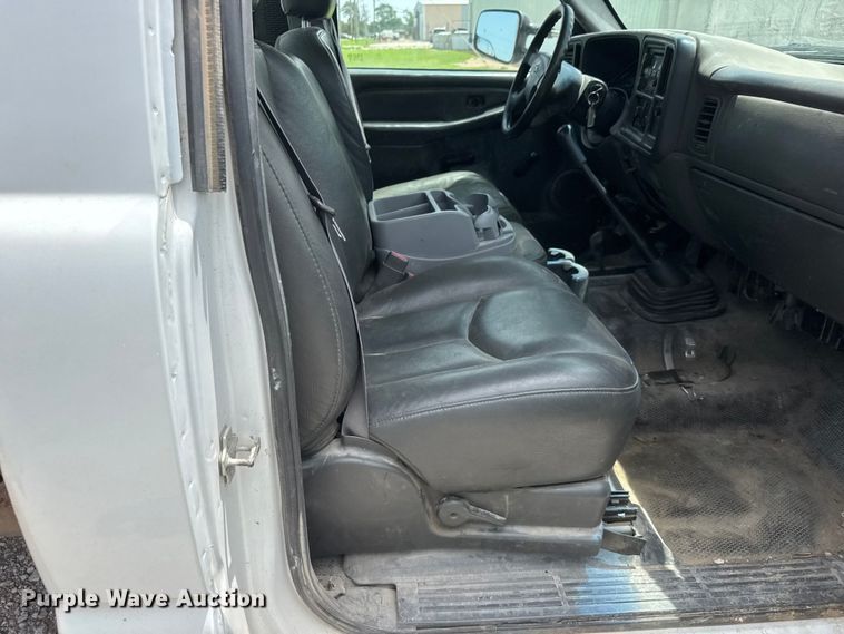 image for item NJ9179 2005 Chevrolet Silverado 3500 dump bed pickup truck