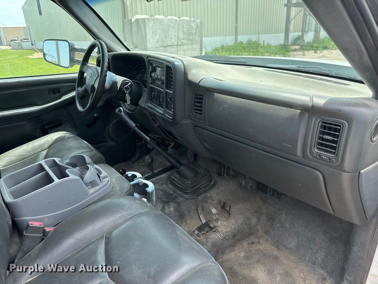 image for item NJ9179 2005 Chevrolet Silverado 3500 dump bed pickup truck