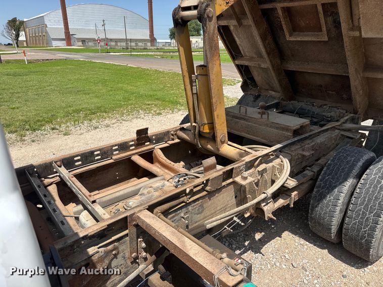 image for item NJ9179 2005 Chevrolet Silverado 3500 dump bed pickup truck