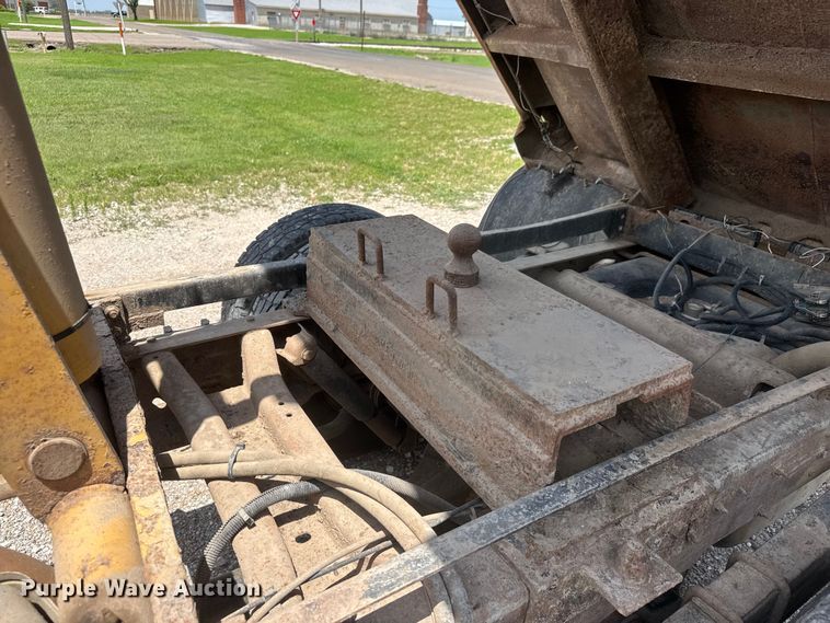 image for item NJ9179 2005 Chevrolet Silverado 3500 dump bed pickup truck