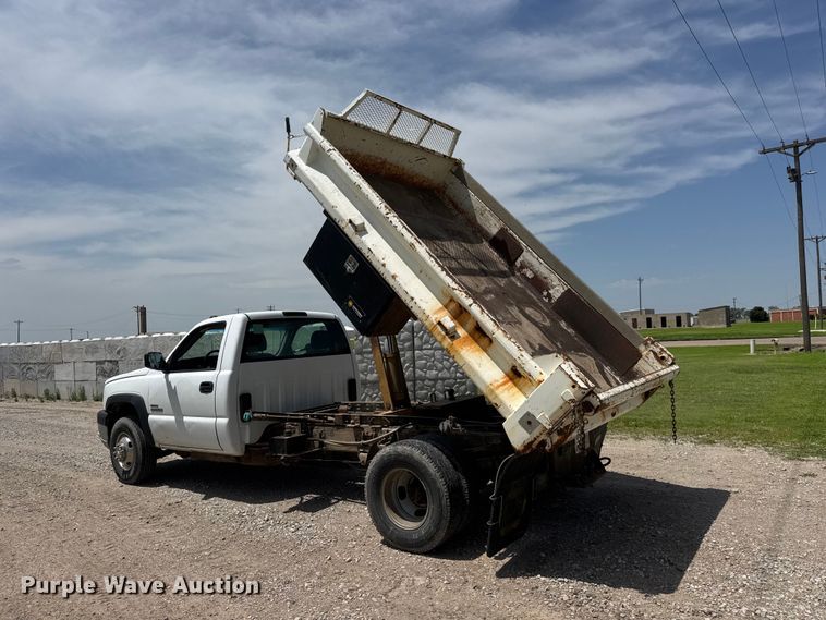 image for item NJ9179 2005 Chevrolet Silverado 3500 dump bed pickup truck