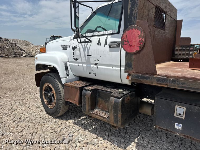 image for item NJ9190 1994 GMC TopKick flatbed truck