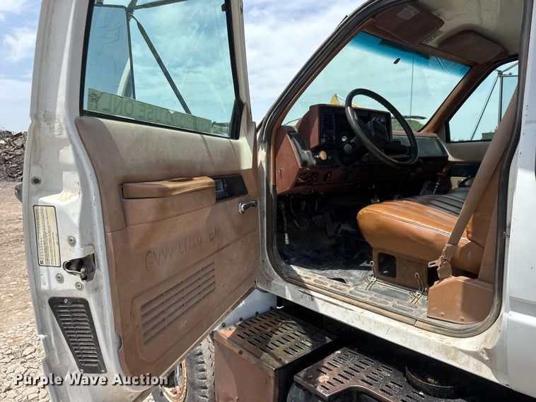 image for item NJ9190 1994 GMC TopKick flatbed truck