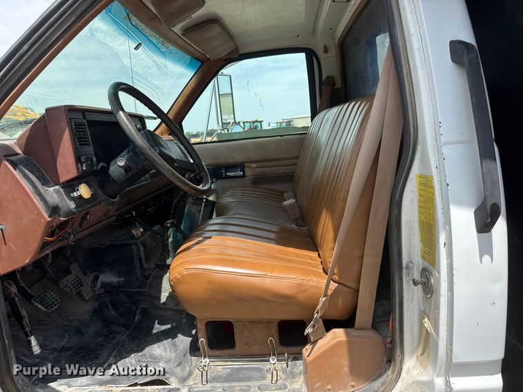 image for item NJ9190 1994 GMC TopKick flatbed truck
