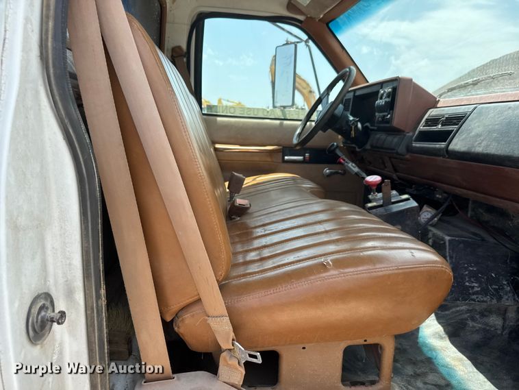 image for item NJ9190 1994 GMC TopKick flatbed truck