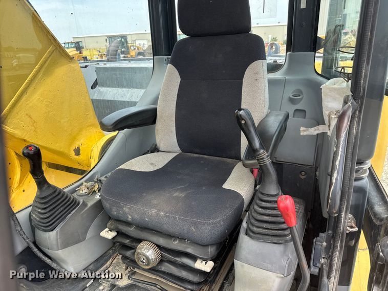 image for item NJ9191 2005 Komatsu PC228US-3N0 excavator