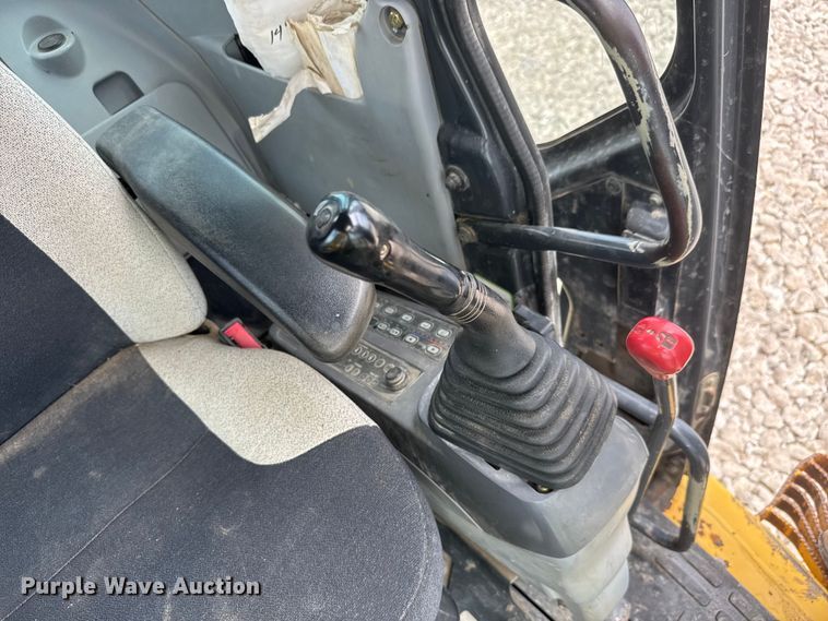 image for item NJ9191 2005 Komatsu PC228US-3N0 excavator