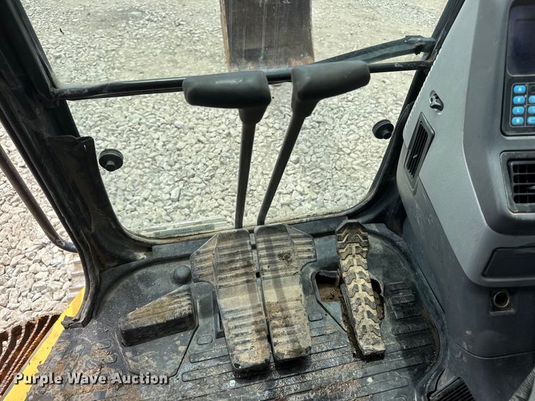image for item NJ9191 2005 Komatsu PC228US-3N0 excavator