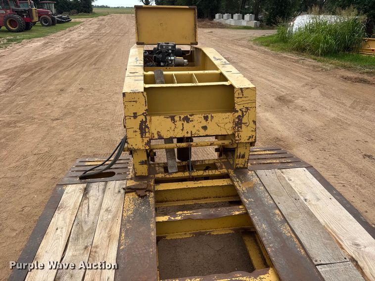 image for item NJ9198 2013 Witzco Challenger RG-35 lowboy equipment trailer
