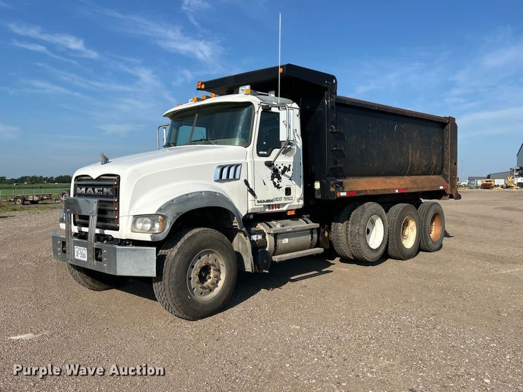 Photo of a 2008 Mack GU700