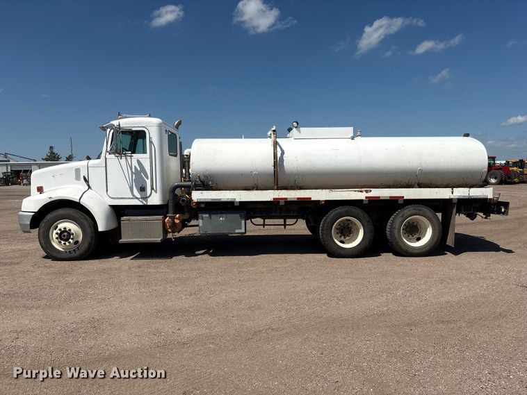 image for item NM9810 2002 Peterbilt 330 Tank truck