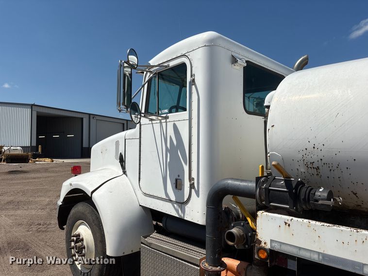 image for item NM9810 2002 Peterbilt 330 Tank truck