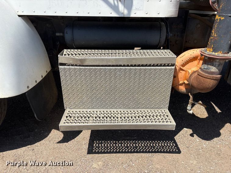 image for item NM9810 2002 Peterbilt 330 Tank truck