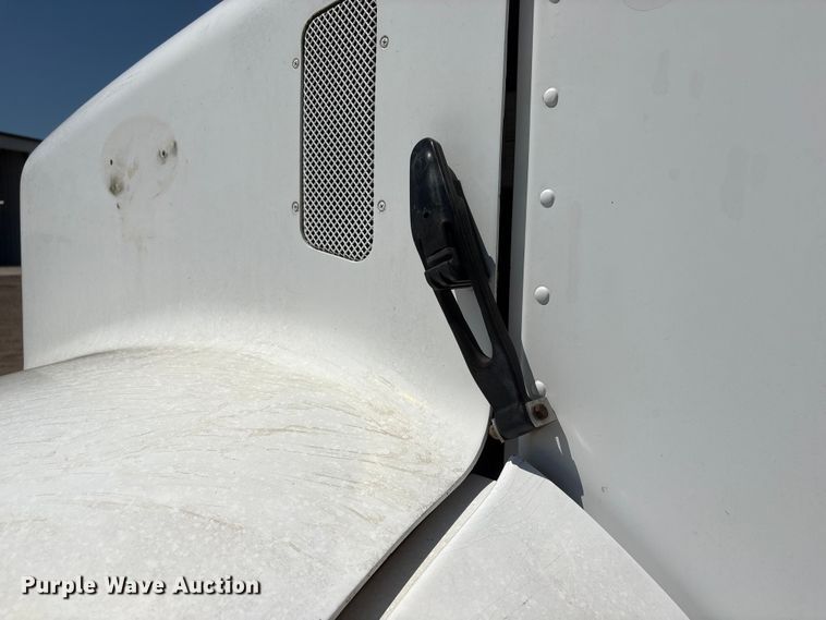 image for item NM9810 2002 Peterbilt 330 Tank truck