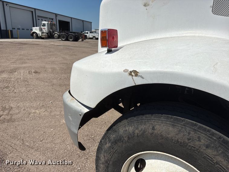 image for item NM9810 2002 Peterbilt 330 Tank truck
