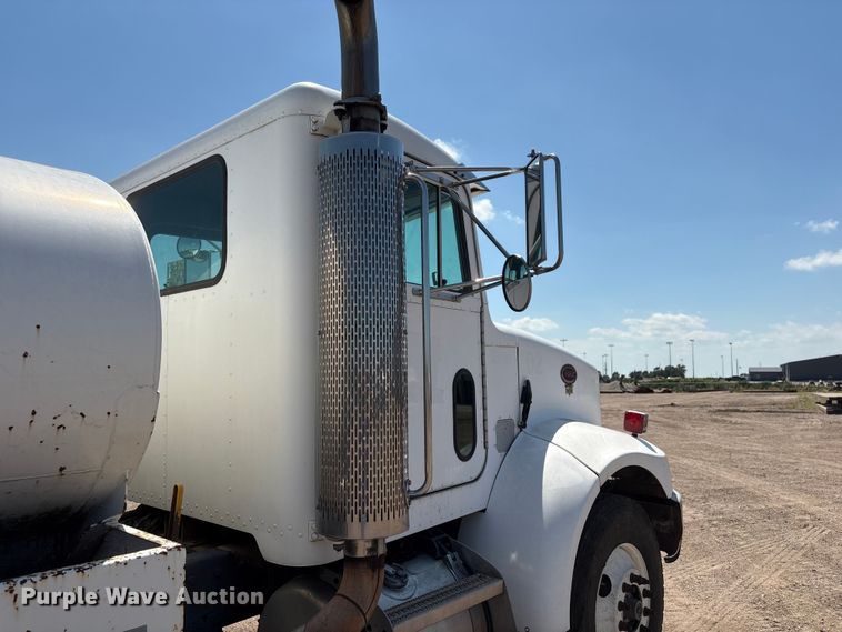 image for item NM9810 2002 Peterbilt 330 Tank truck