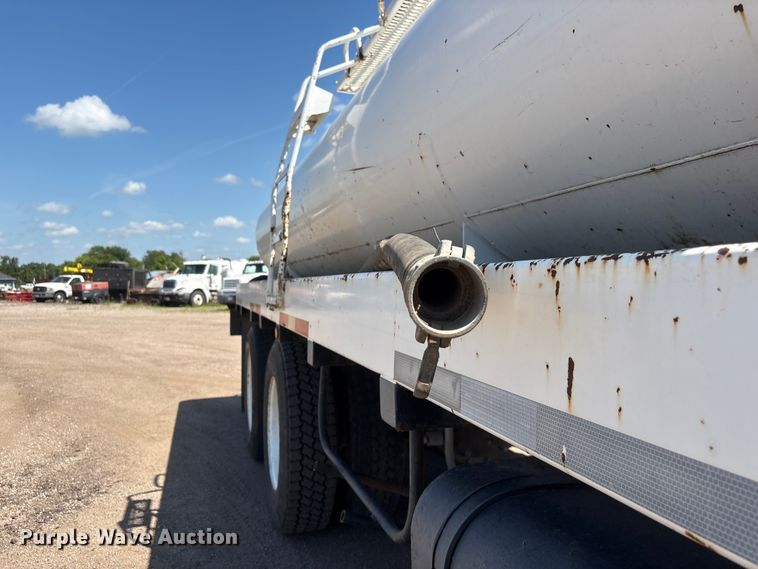 image for item NM9810 2002 Peterbilt 330 Tank truck