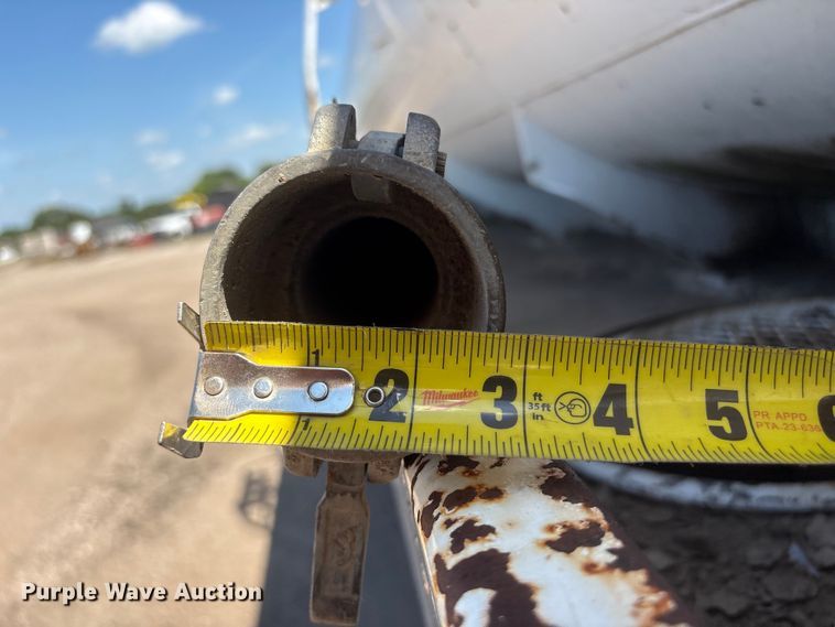 image for item NM9810 2002 Peterbilt 330 Tank truck