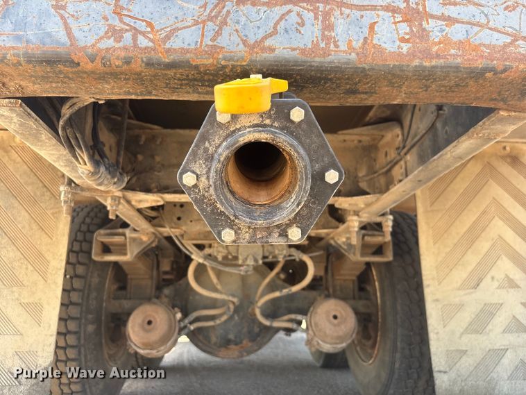 image for item NM9810 2002 Peterbilt 330 Tank truck