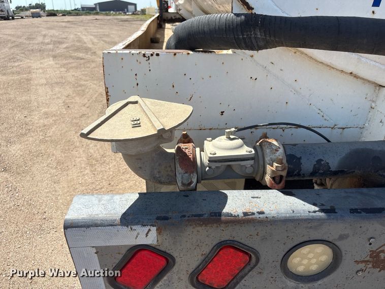 image for item NM9810 2002 Peterbilt 330 Tank truck