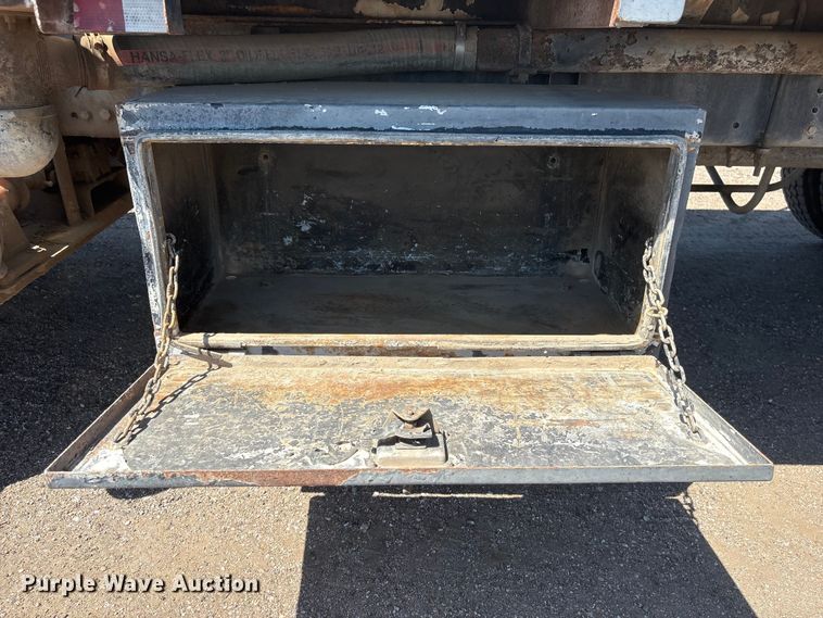 image for item NM9810 2002 Peterbilt 330 Tank truck