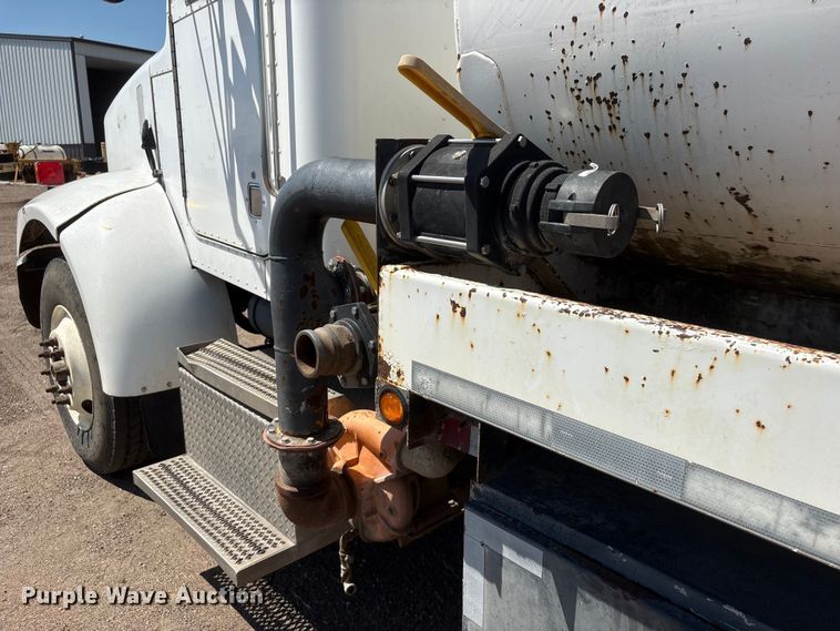 image for item NM9810 2002 Peterbilt 330 Tank truck