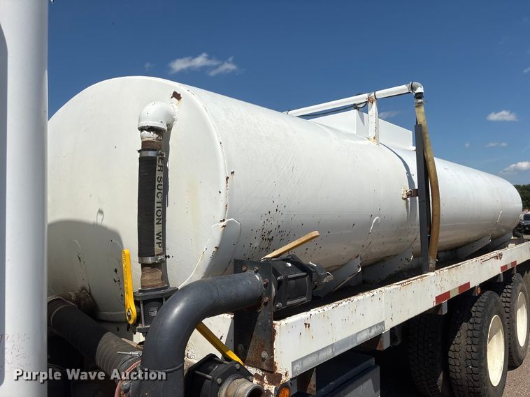 image for item NM9810 2002 Peterbilt 330 Tank truck