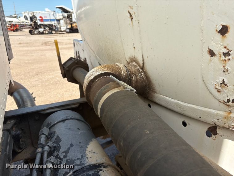 image for item NM9810 2002 Peterbilt 330 Tank truck