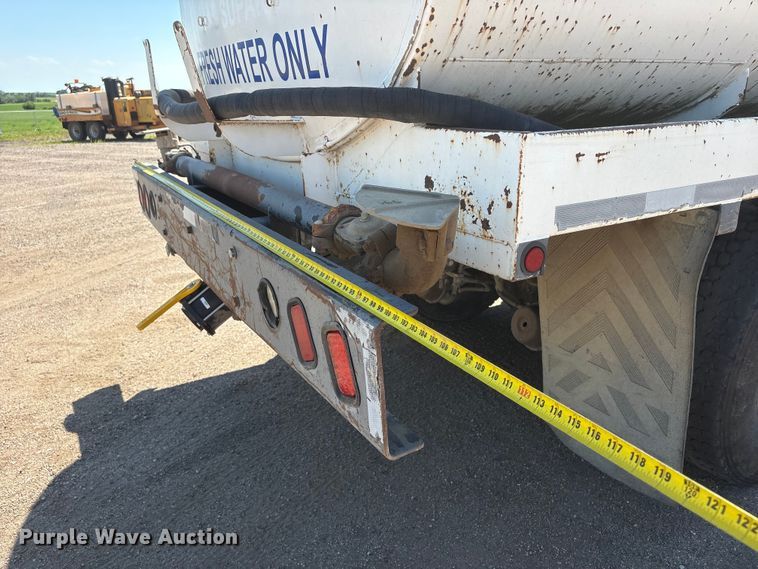 image for item NM9810 2002 Peterbilt 330 Tank truck