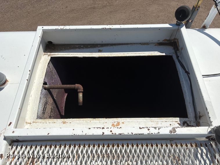 image for item NM9810 2002 Peterbilt 330 Tank truck