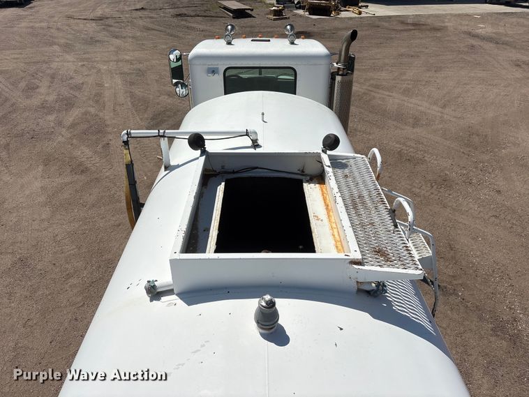 image for item NM9810 2002 Peterbilt 330 Tank truck