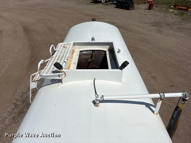 image for item NM9810 2002 Peterbilt 330 Tank truck