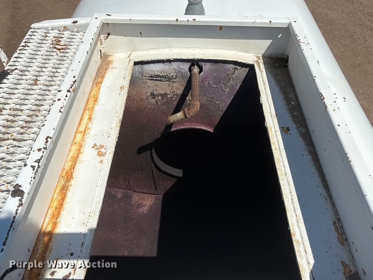 image for item NM9810 2002 Peterbilt 330 Tank truck