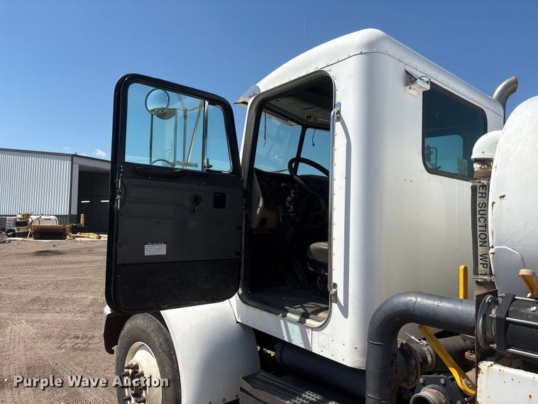 image for item NM9810 2002 Peterbilt 330 Tank truck