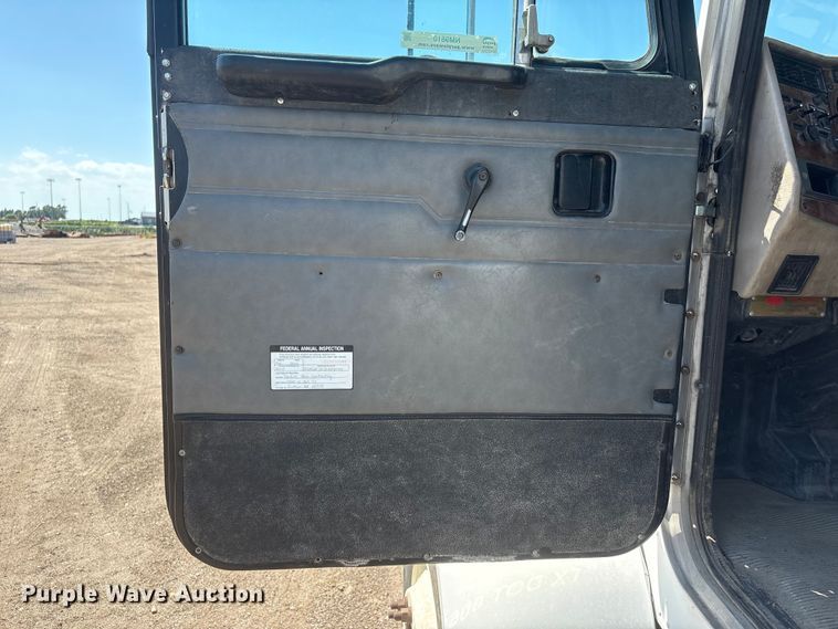 image for item NM9810 2002 Peterbilt 330 Tank truck
