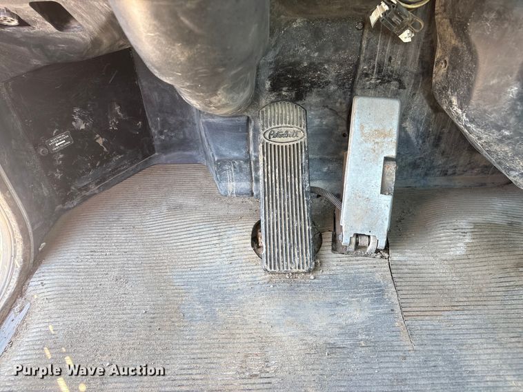 image for item NM9810 2002 Peterbilt 330 Tank truck