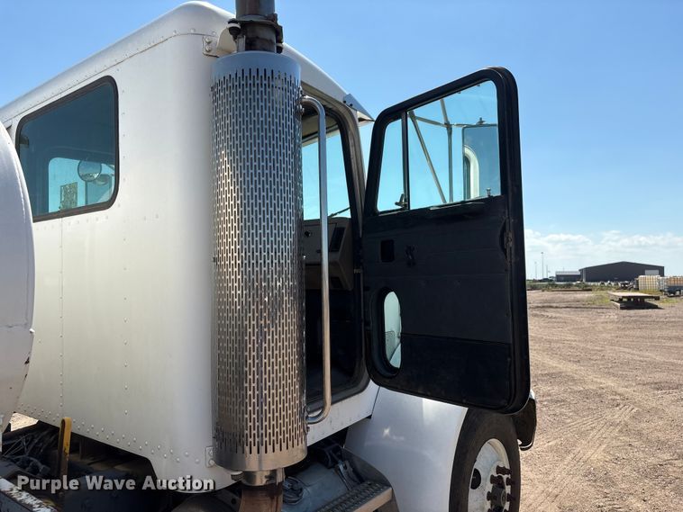 image for item NM9810 2002 Peterbilt 330 Tank truck