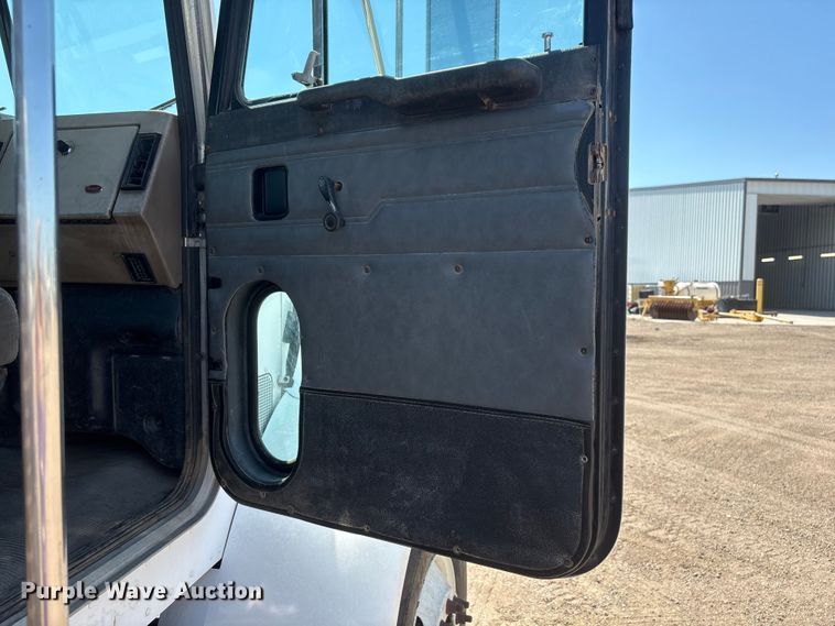 image for item NM9810 2002 Peterbilt 330 Tank truck