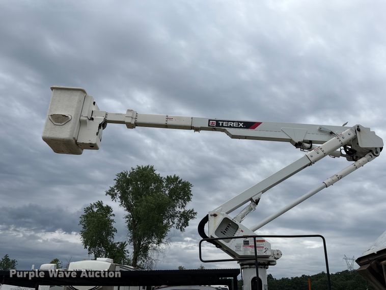image for item YA2588 2018 RAM 5500 forestry bucket truck