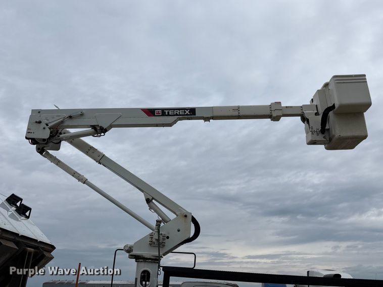image for item YA2588 2018 RAM 5500 forestry bucket truck