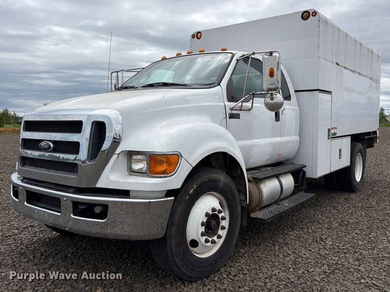 image for item YA3443 2013 Ford F750 chipper truck