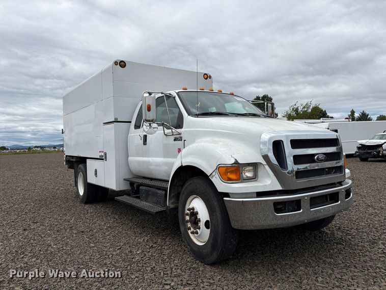 image for item YA3443 2013 Ford F750 chipper truck
