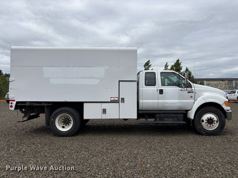 image for item YA3443 2013 Ford F750 chipper truck