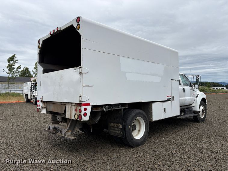 image for item YA3443 2013 Ford F750 chipper truck