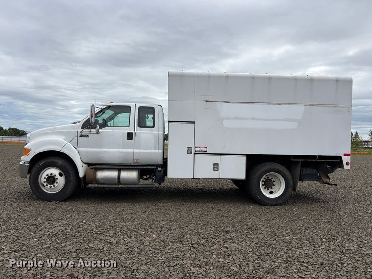 image for item YA3443 2013 Ford F750 chipper truck